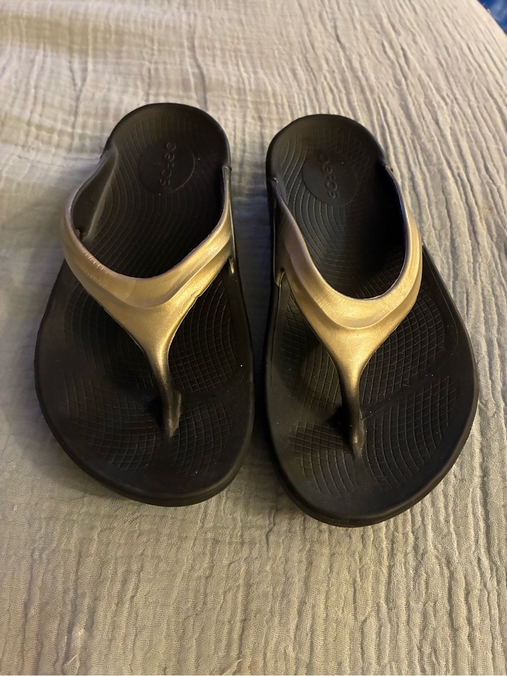 OOFOS Women’s Black and silver Thong Sandals 6